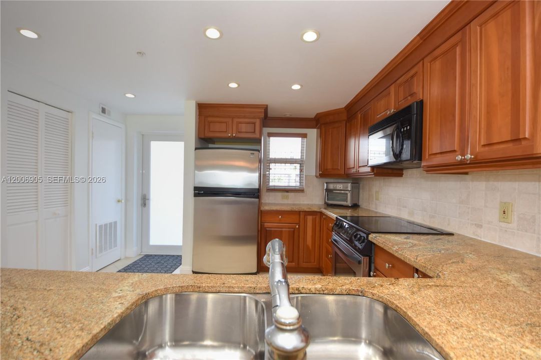For Sale: $685,000 (2 beds, 2 baths, 1076 Square Feet)