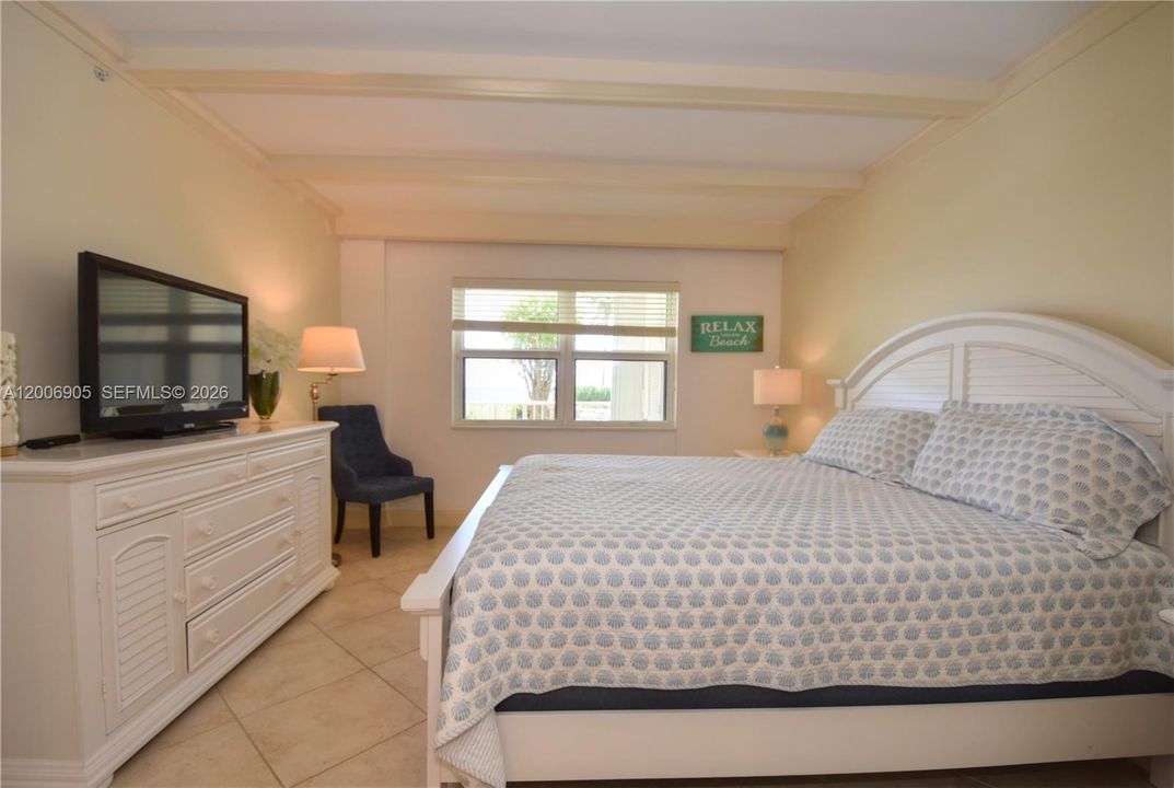 For Sale: $685,000 (2 beds, 2 baths, 1076 Square Feet)