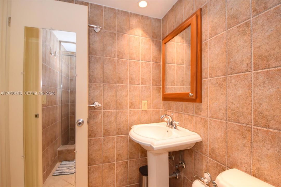 For Sale: $685,000 (2 beds, 2 baths, 1076 Square Feet)