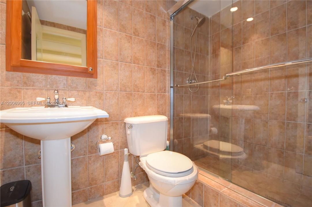 For Sale: $685,000 (2 beds, 2 baths, 1076 Square Feet)