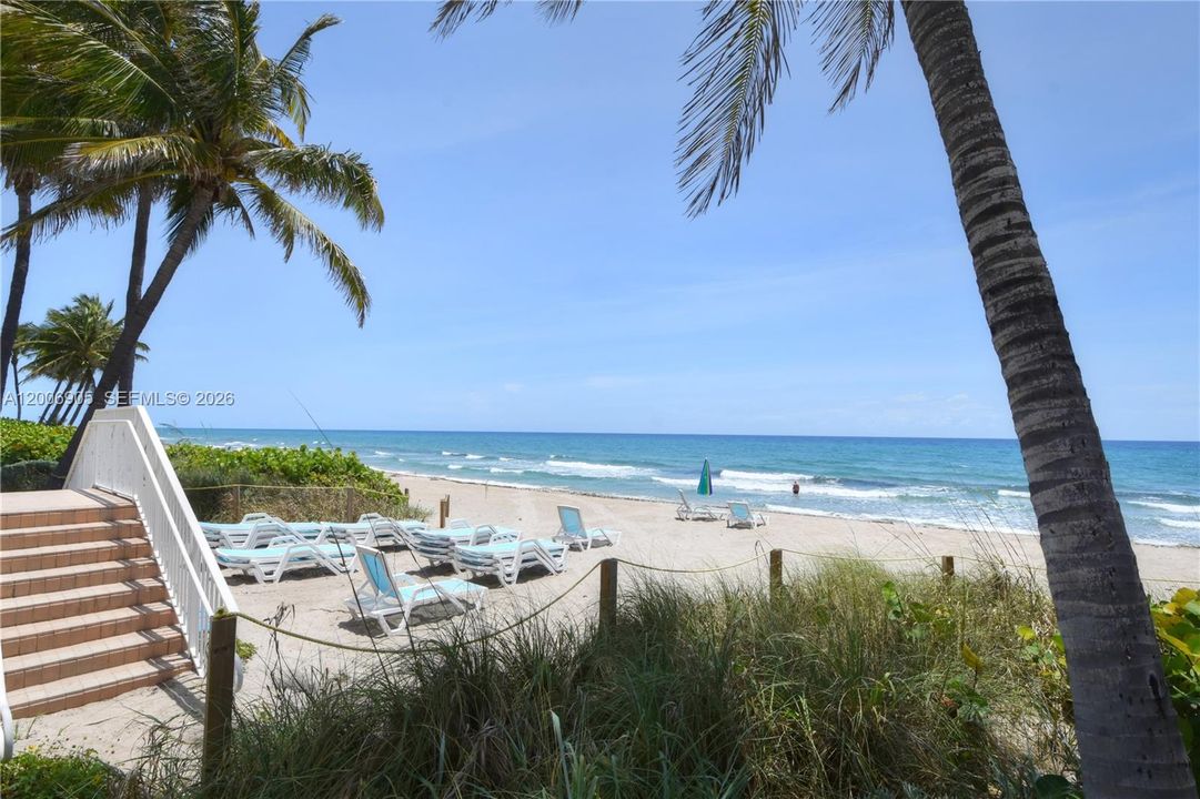 For Sale: $685,000 (2 beds, 2 baths, 1076 Square Feet)