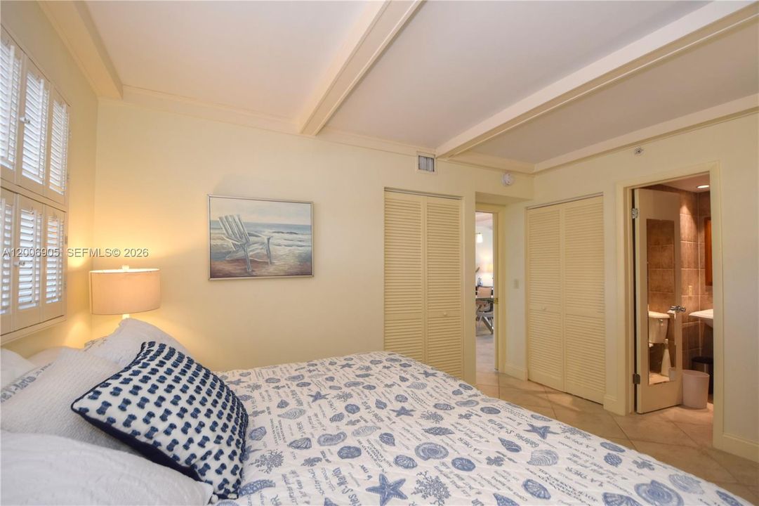 For Sale: $685,000 (2 beds, 2 baths, 1076 Square Feet)