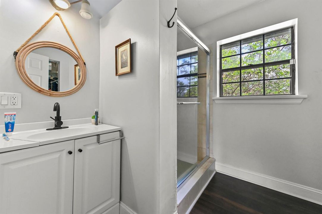 40 Bathroom 01