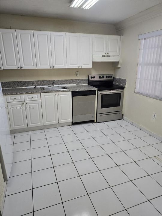 Active With Contract: $1,700 (2 beds, 1 baths, 810 Square Feet)