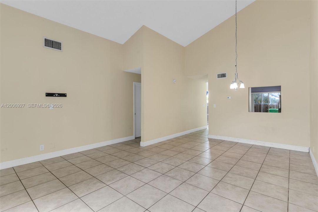 En Venta: $304,000 (3 camas, 2 baños, 1123 Pies cuadrados)