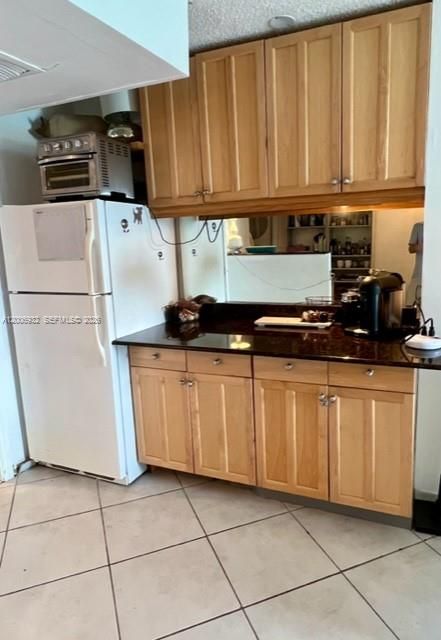 Active With Contract: $1,975 (0 beds, 1 baths, 580 Square Feet)