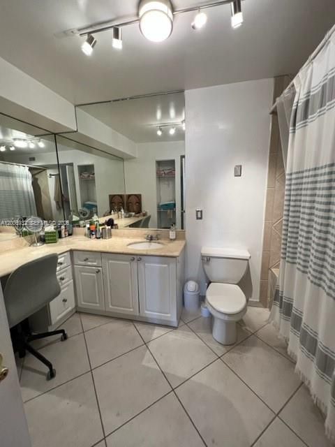 Active With Contract: $1,975 (0 beds, 1 baths, 580 Square Feet)