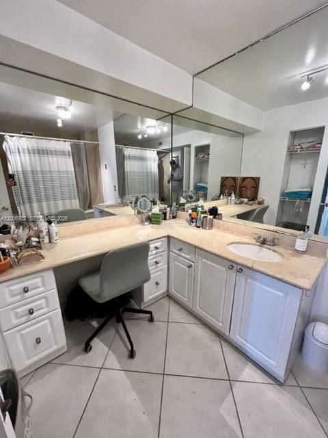 Active With Contract: $1,975 (0 beds, 1 baths, 580 Square Feet)