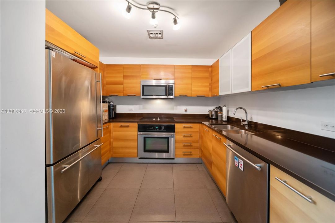 For Sale: $610,000 (1 beds, 2 baths, 1327 Square Feet)