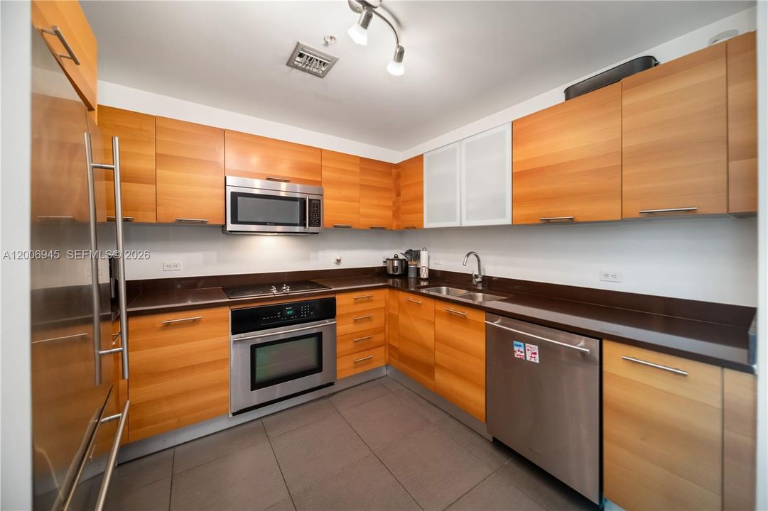 For Sale: $610,000 (1 beds, 2 baths, 1327 Square Feet)