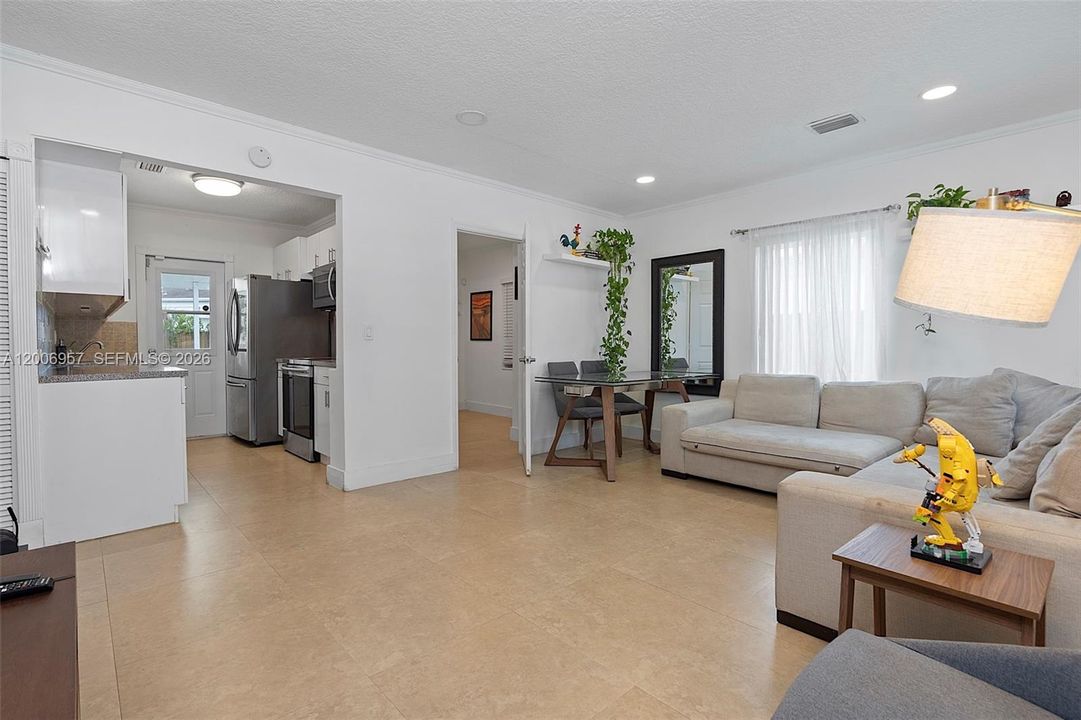Activo con contrato: $585,000 (3 camas, 1 baños, 825 Pies cuadrados)