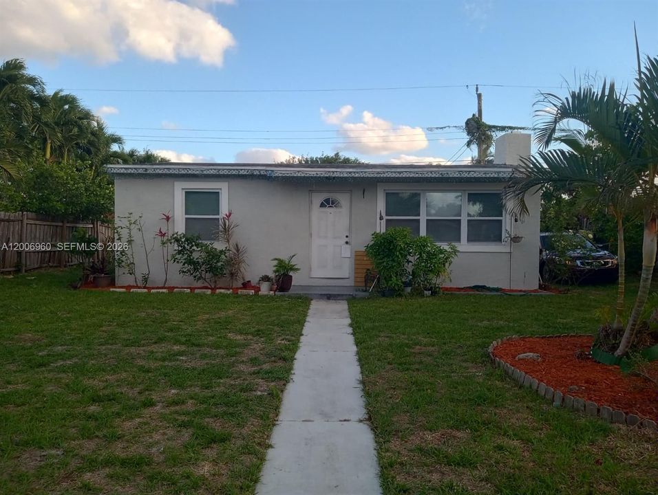 For Sale: $390,000 (2 beds, 1 baths, 800 Square Feet)
