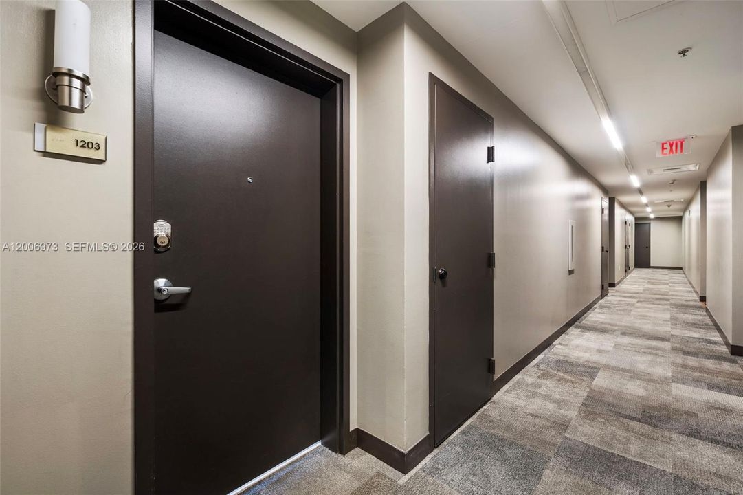For Sale: $435,000 (1 beds, 1 baths, 735 Square Feet)