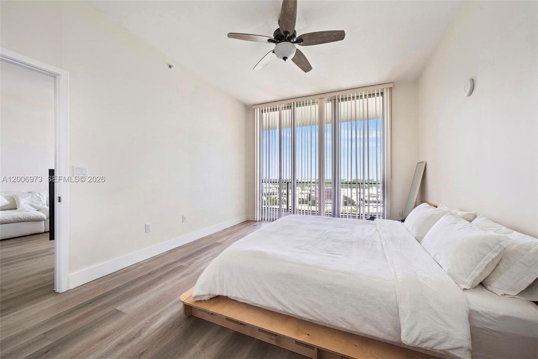 For Sale: $435,000 (1 beds, 1 baths, 735 Square Feet)