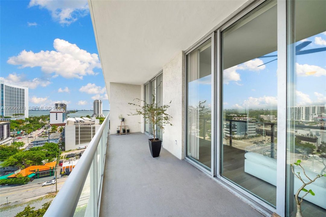 For Sale: $435,000 (1 beds, 1 baths, 735 Square Feet)