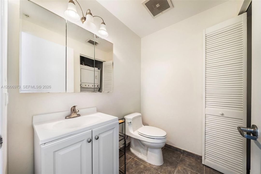 For Sale: $435,000 (1 beds, 1 baths, 735 Square Feet)