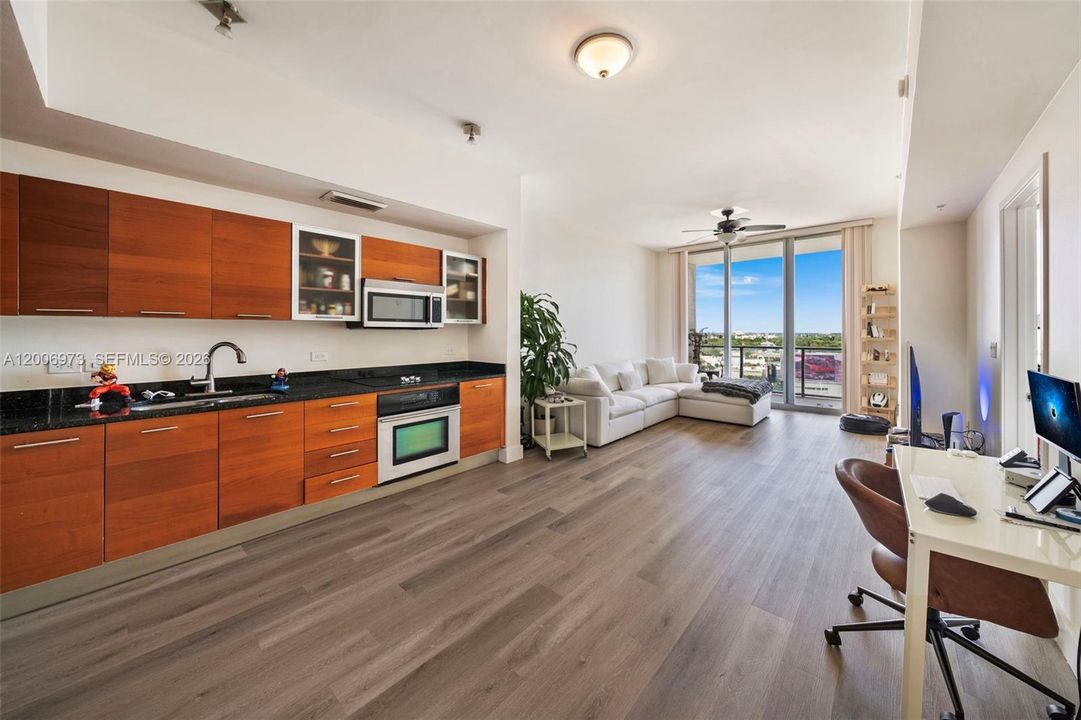For Sale: $435,000 (1 beds, 1 baths, 735 Square Feet)