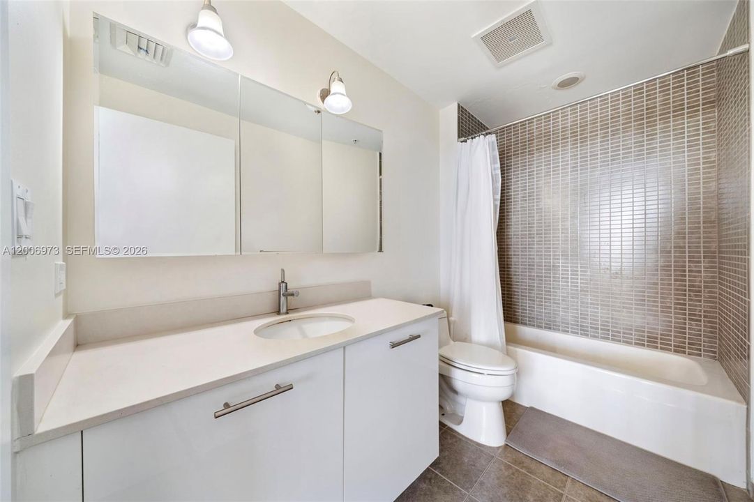For Sale: $435,000 (1 beds, 1 baths, 735 Square Feet)