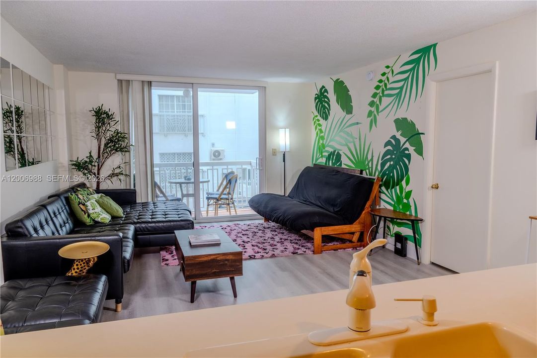 For Sale: $485,000 (1 beds, 1 baths, 655 Square Feet)