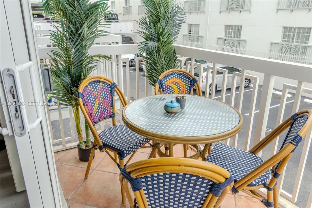 For Sale: $485,000 (1 beds, 1 baths, 655 Square Feet)