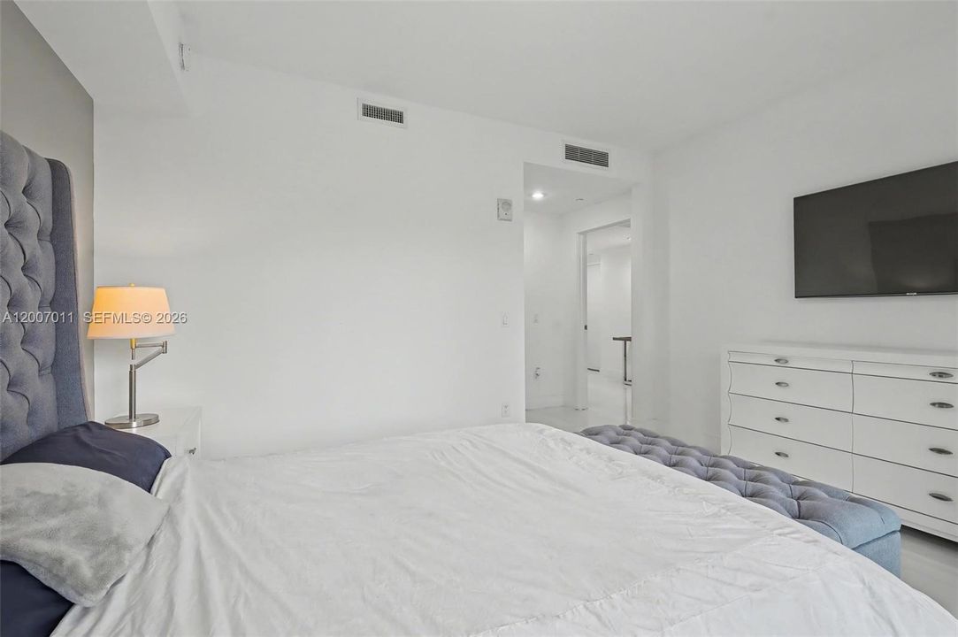 For Sale: $489,000 (1 beds, 1 baths, 849 Square Feet)