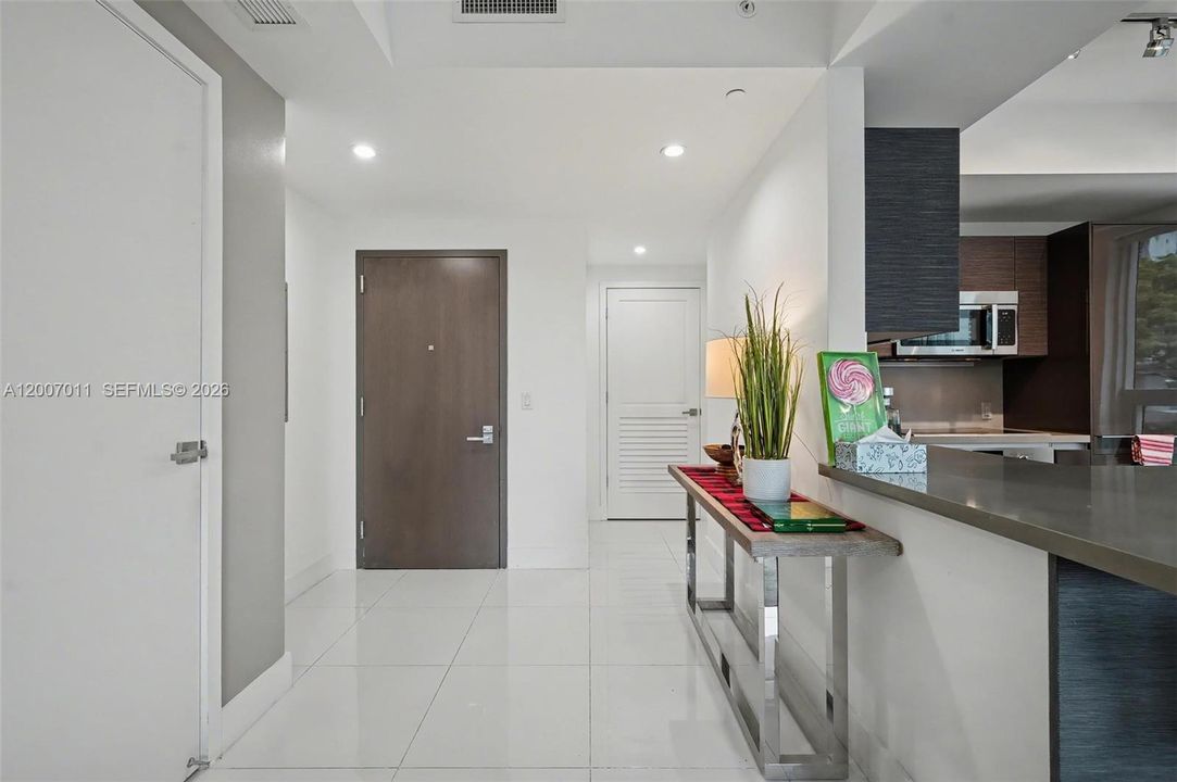 For Sale: $489,000 (1 beds, 1 baths, 849 Square Feet)