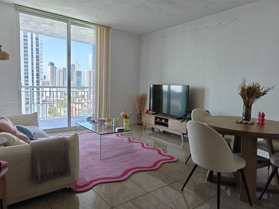 En Venta: $355,000 (1 camas, 1 baños, 734 Pies cuadrados)