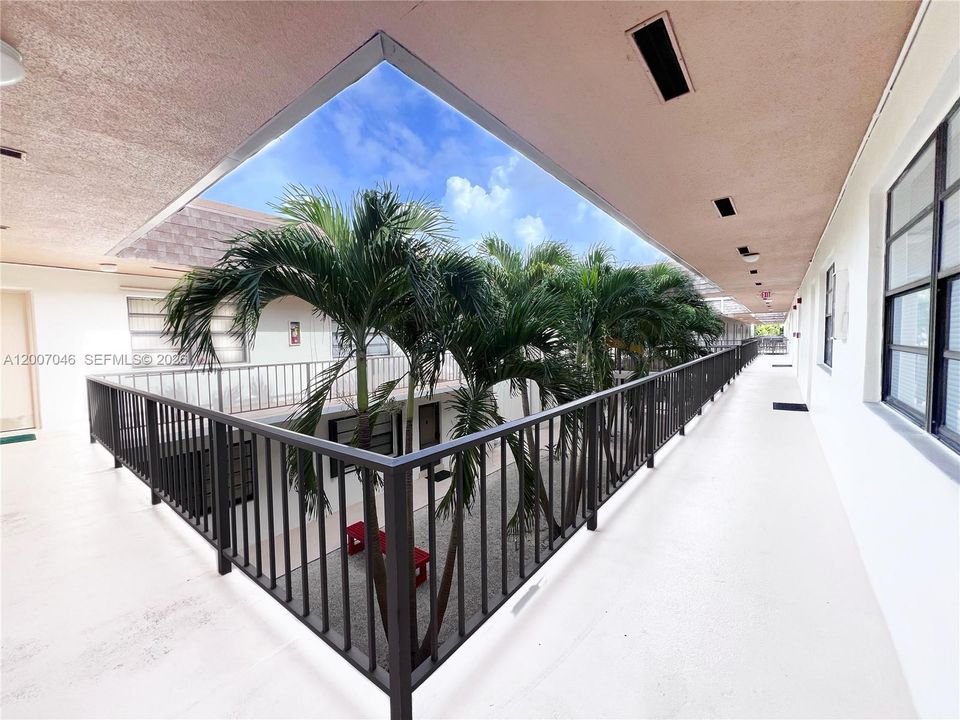Active With Contract: $1,750 (1 beds, 1 baths, 672 Square Feet)