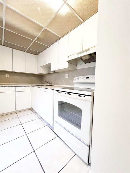 Active With Contract: $1,750 (1 beds, 1 baths, 672 Square Feet)