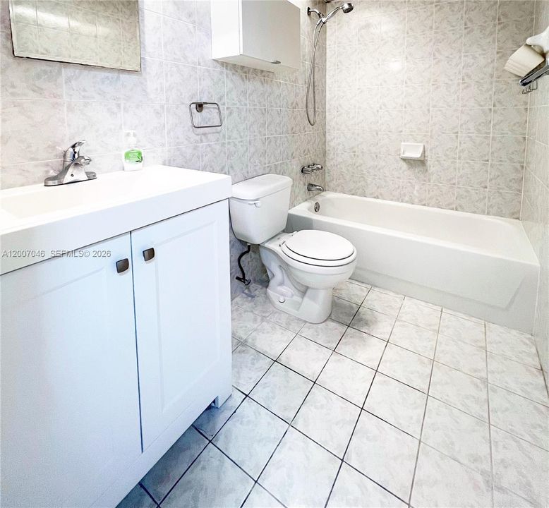 Active With Contract: $1,750 (1 beds, 1 baths, 672 Square Feet)