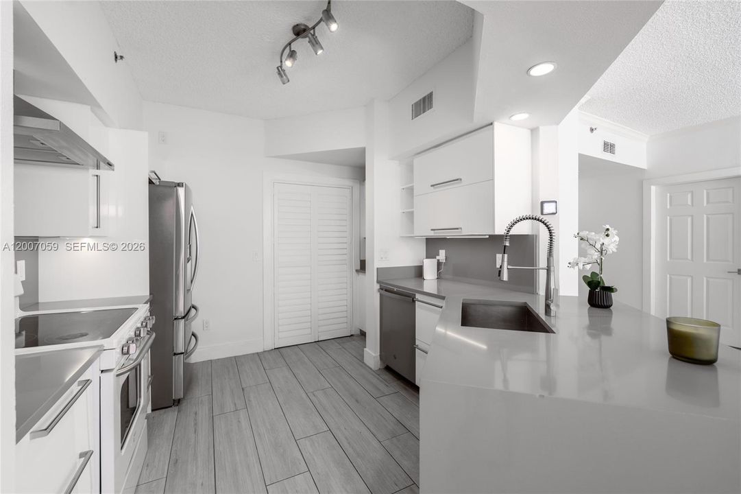 Active With Contract: $590,000 (3 beds, 2 baths, 1320 Square Feet)