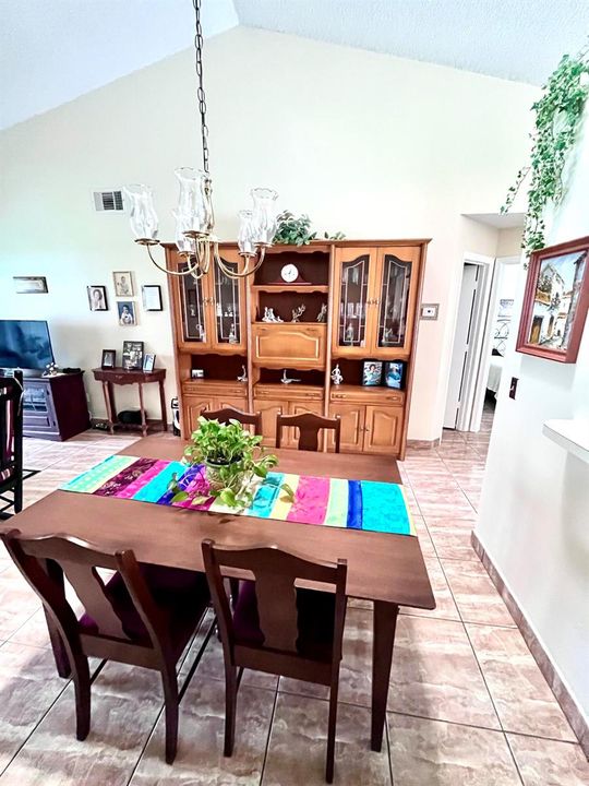 29 Lakepointe dining 1