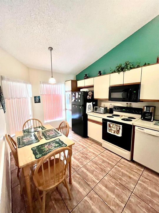 29 Lakepointe kitchen