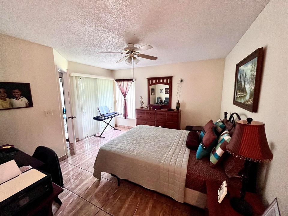 29 Lakepointe master bedr