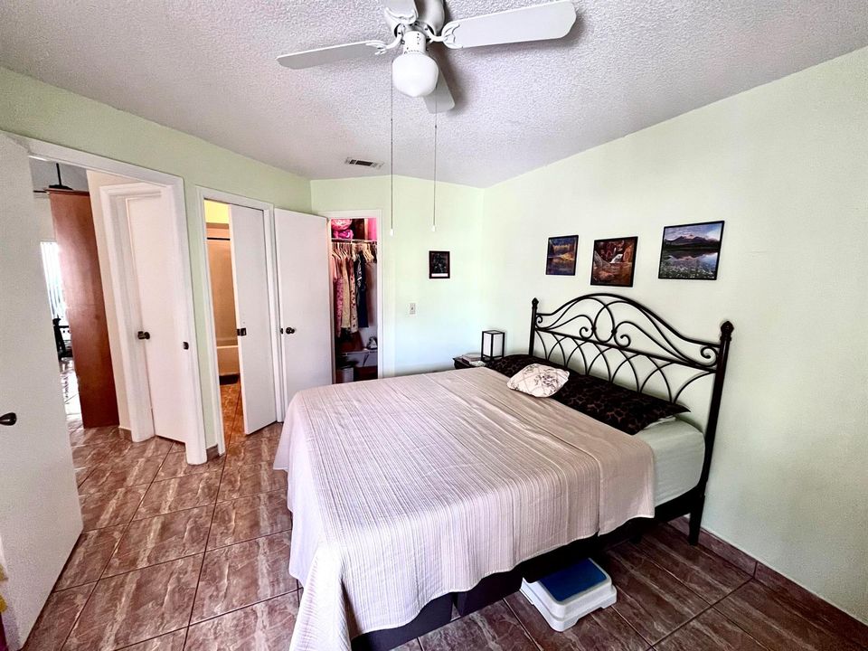 29 Lakepointe guest bed
