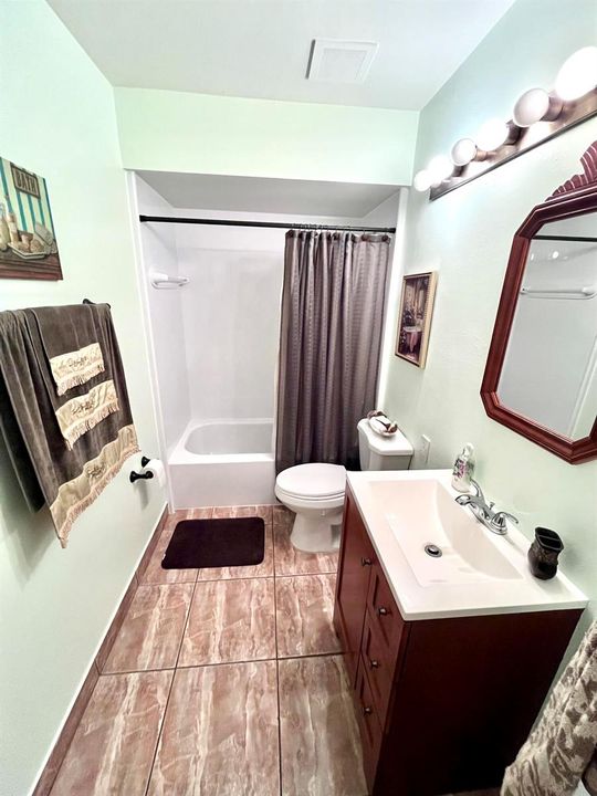29 Lakepointe guest bath