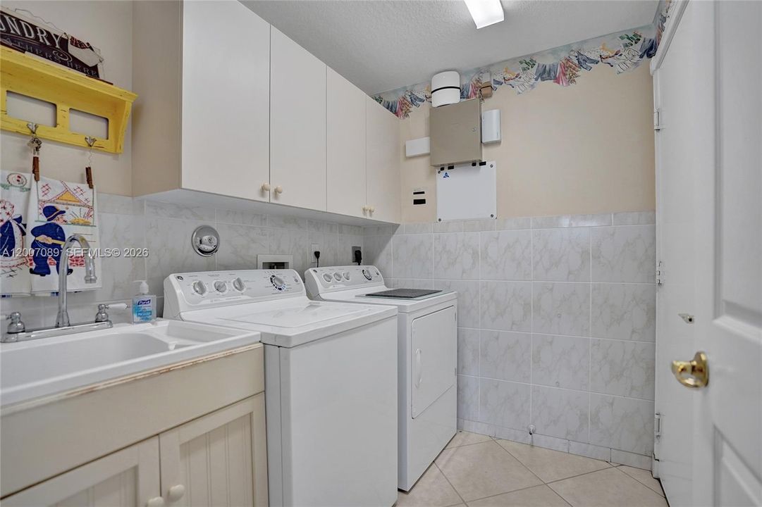 For Sale: $550,000 (3 beds, 2 baths, 2099 Square Feet)