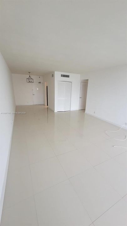 For Sale: $375,000 (1 beds, 1 baths, 837 Square Feet)