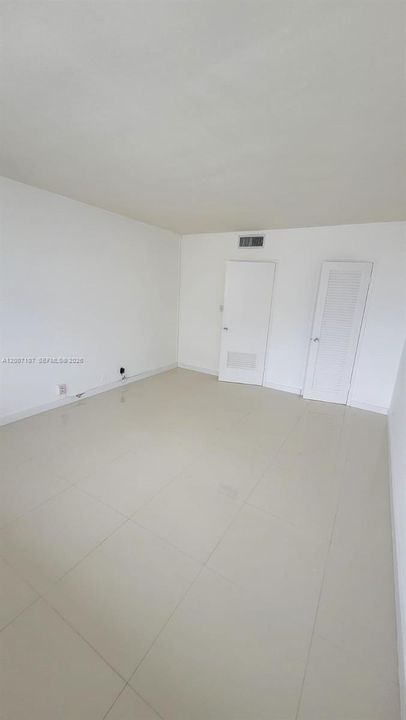 For Sale: $375,000 (1 beds, 1 baths, 837 Square Feet)