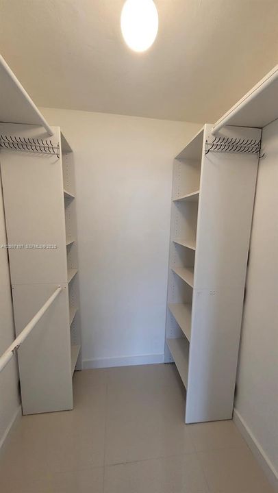 For Sale: $375,000 (1 beds, 1 baths, 837 Square Feet)