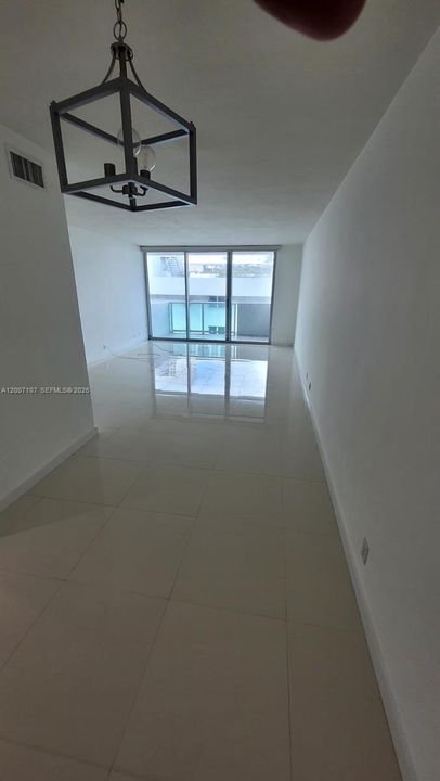 For Sale: $375,000 (1 beds, 1 baths, 837 Square Feet)
