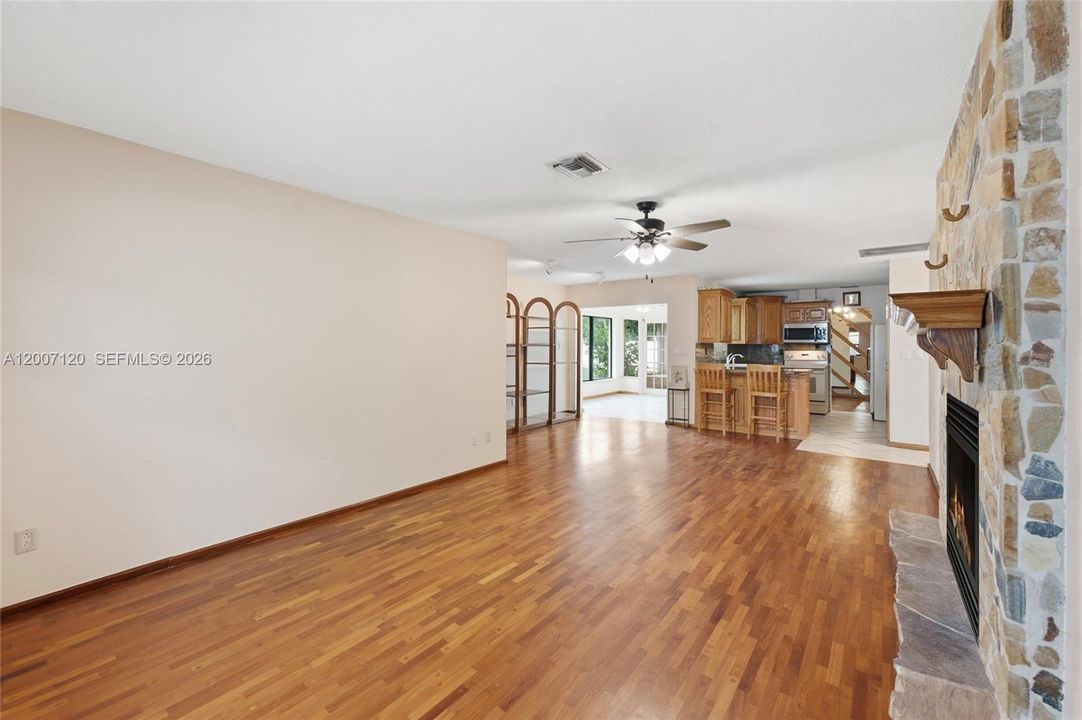 Недавно продано: $499,000 (3 спален, 2 ванн, 1766 Квадратных фут)