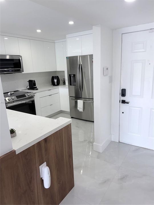 Active With Contract: $335,000 (2 beds, 2 baths, 978 Square Feet)