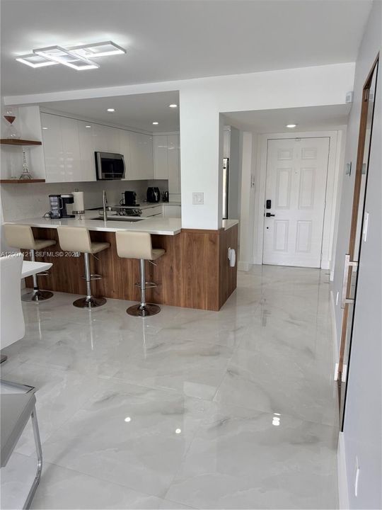 Active With Contract: $335,000 (2 beds, 2 baths, 978 Square Feet)