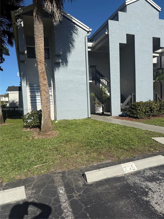 Active With Contract: $335,000 (2 beds, 2 baths, 978 Square Feet)