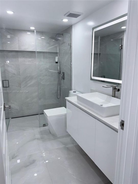 Active With Contract: $335,000 (2 beds, 2 baths, 978 Square Feet)