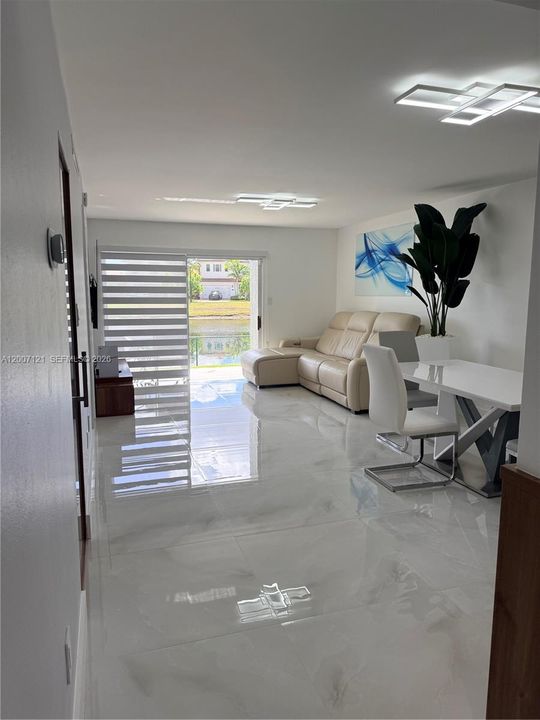Active With Contract: $335,000 (2 beds, 2 baths, 978 Square Feet)