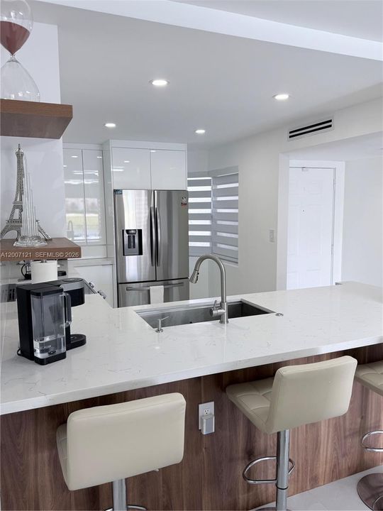 Active With Contract: $335,000 (2 beds, 2 baths, 978 Square Feet)