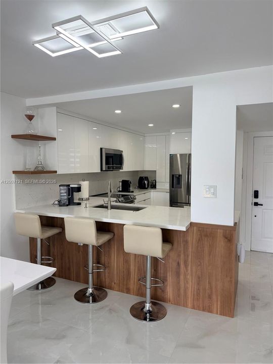 Active With Contract: $335,000 (2 beds, 2 baths, 978 Square Feet)