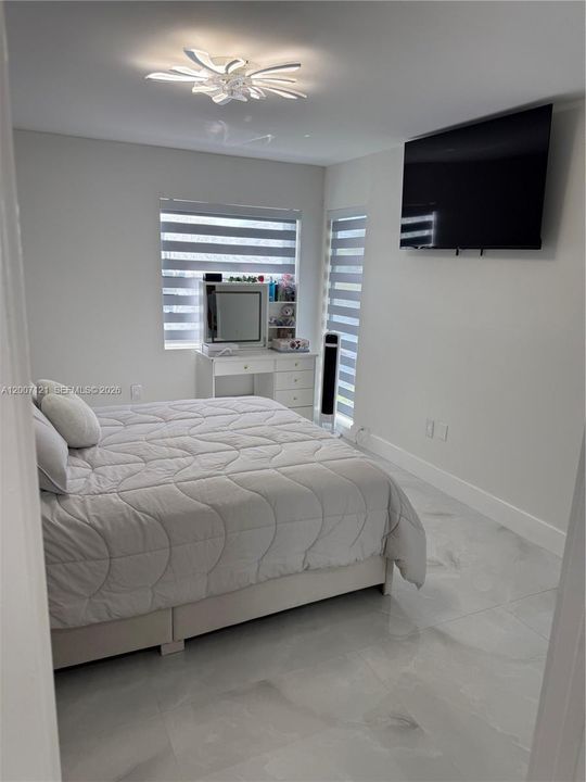 Active With Contract: $335,000 (2 beds, 2 baths, 978 Square Feet)